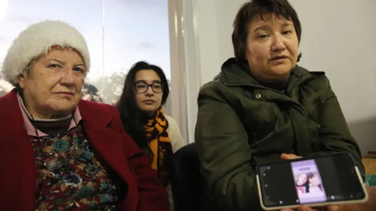 La madre, la hermana y la abuela de Cecilia Strzyzowski reconocieron objetos de Cecilia. Gentileza: El Argentino Diario.