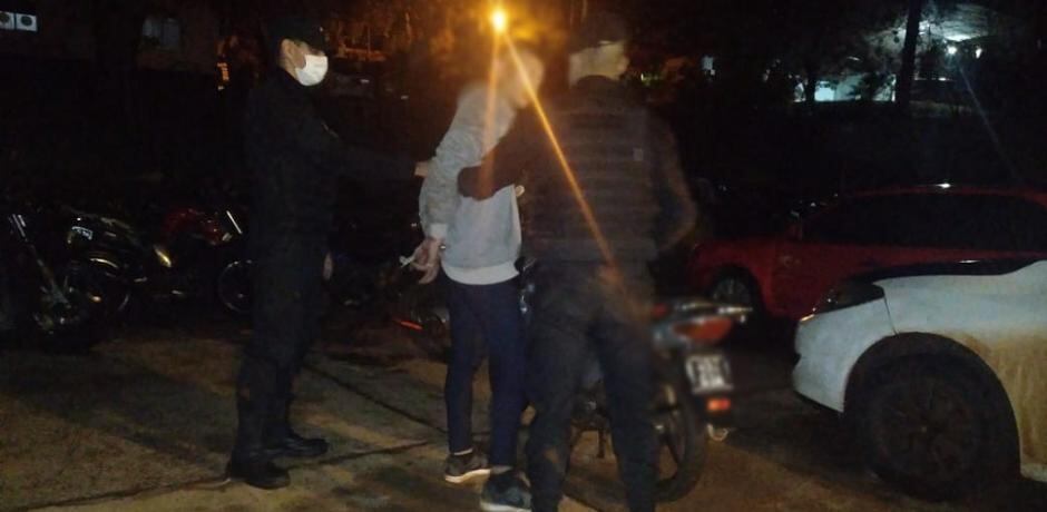 Sustrajo una motocicleta e intentó ocultarla: terminó detenido.