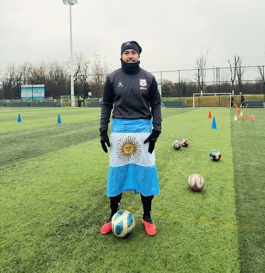 Nahuel Oyola no oculta su amor por Argentina en su escuela de fútbol en China