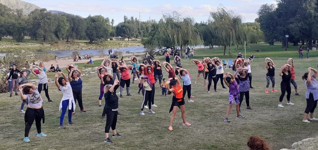 Jornada de "zumba" a la vera del río Cosquín, y en el "Mes de la Mujer".