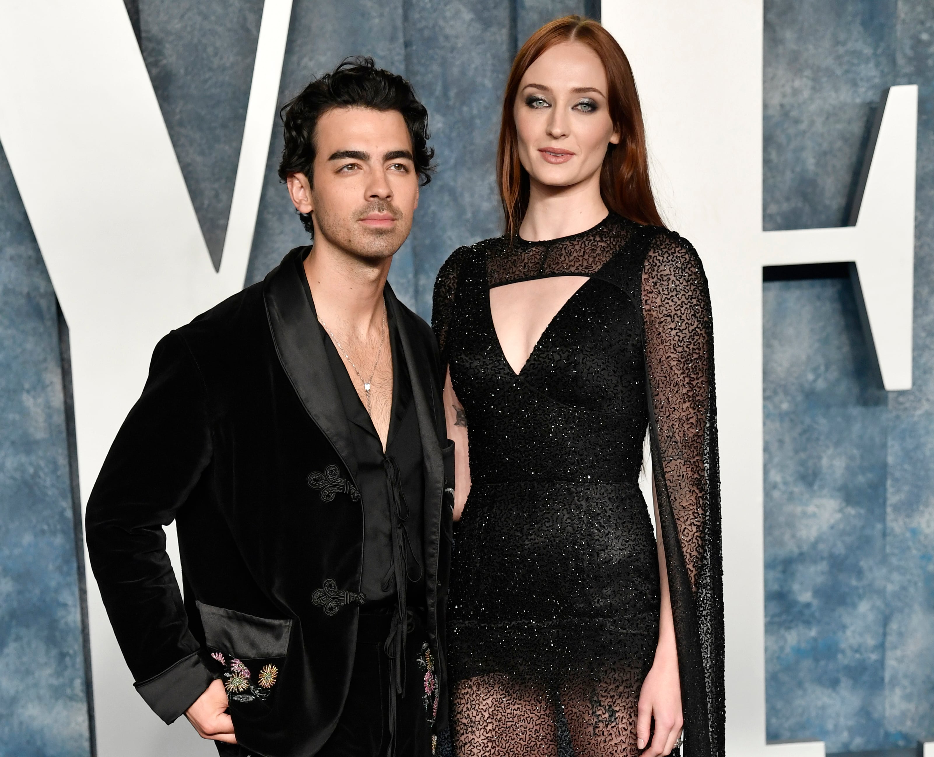 ARCHIVO - Joe Jonas, izquierda, y Sophie Turner en la fiesta de los Oscar de Vanity Fair el 12 de marzo de 2023, en el Wallis Annenberg Center en Beverly Hills, California. Jonas solicitó el divorcio a Turner después de cuatro años de matrimonio y dos hijos. El cantante de los Jonas Brothers, de 34 años, presentó una solicitud para poner fin a su matrimonio con la estrella de "Game of Thrones" de 27 años y  el martes 5 de septiembre de 2023 en un tribunal de Florida. (Foto Evan Agostini/Invision/AP, archivo)