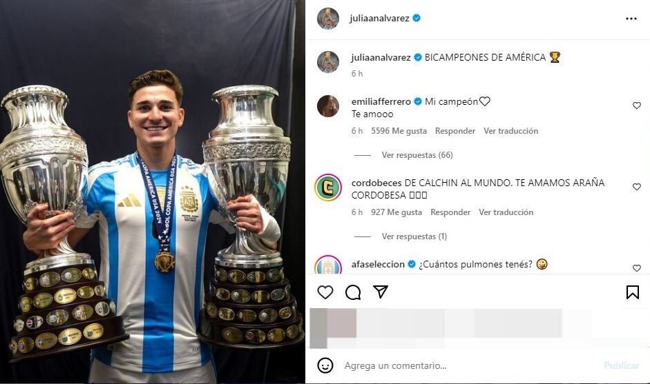 El festejo de Julián Álvarez con las dos copas conseguidas por la selección.