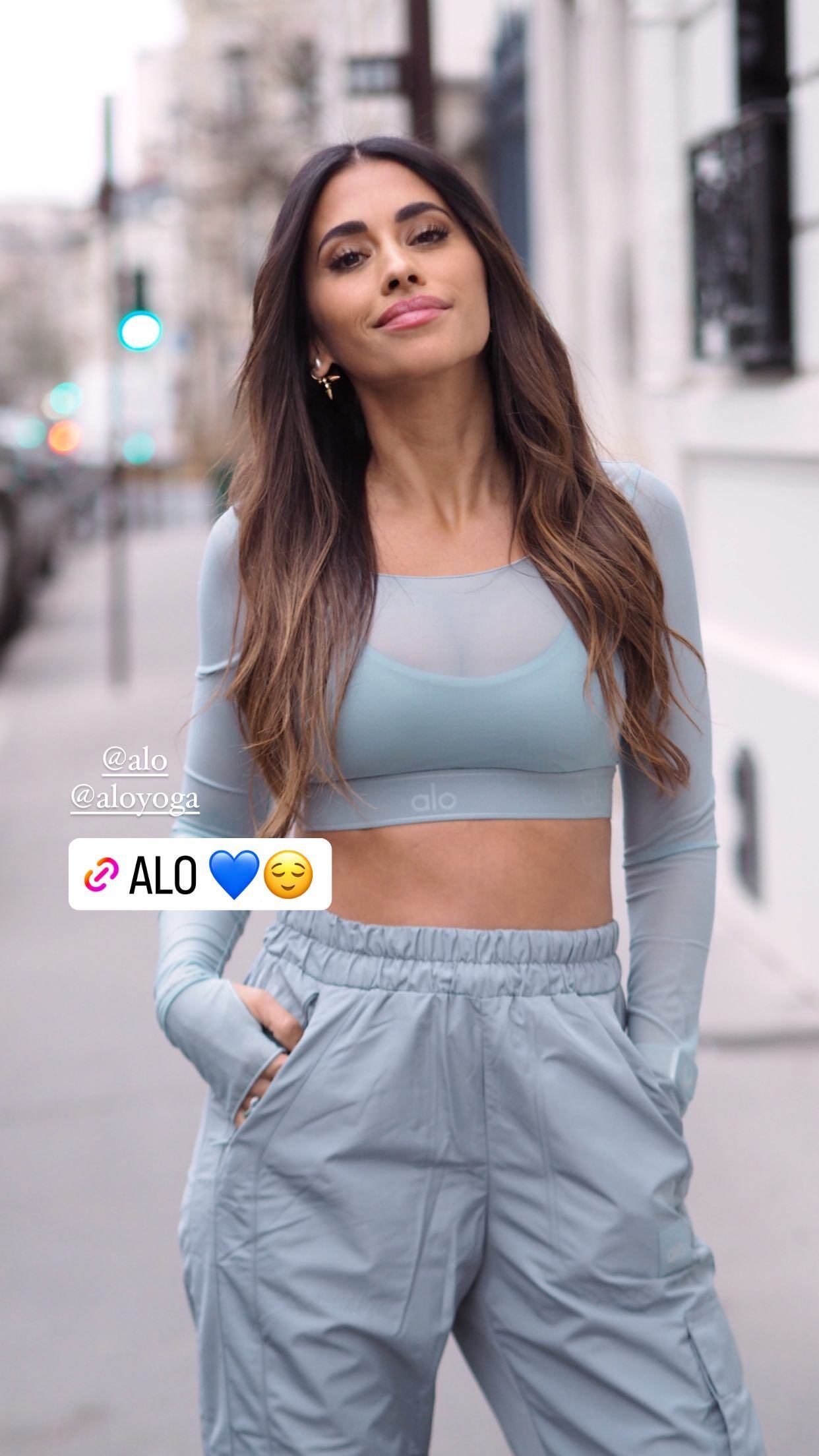 Antonela Roccuzzo brilló con un look en gris.