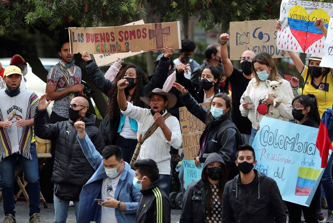 Jornada de protestas en Colombia contra un plan de reformas impositivas que ocasionaron una huelga nacional, represión y muertos a manos del ejército.  Las protestas que comenzaron la semana pasada por una propuesta de reforma tributaria continúan a pesar de que el presidente Iván Duque retiró el plan tributario del Congreso.  (AP)