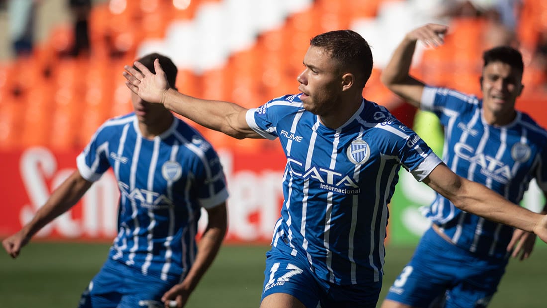 Futbol, Godoy Cruz 2 vs 0  Racing 
Godoy Cruz y un gran triunfo ante Racing que le da oxígeno a Diego Flores
El Tomba venció a la Academia con goles de Tomás Conechny y Salomón Rodríguez. El “Traductor” cambió el sistema y así sumó una victoria que aleja un poco los cuestionamientos.

Foto: Ignacio Blanco / Los Andes 