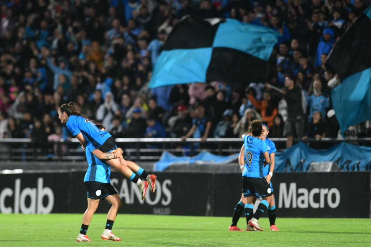 En fotos: Belgrano campeón del femenino y su gente cantando bajo la lluvia en el Gigante