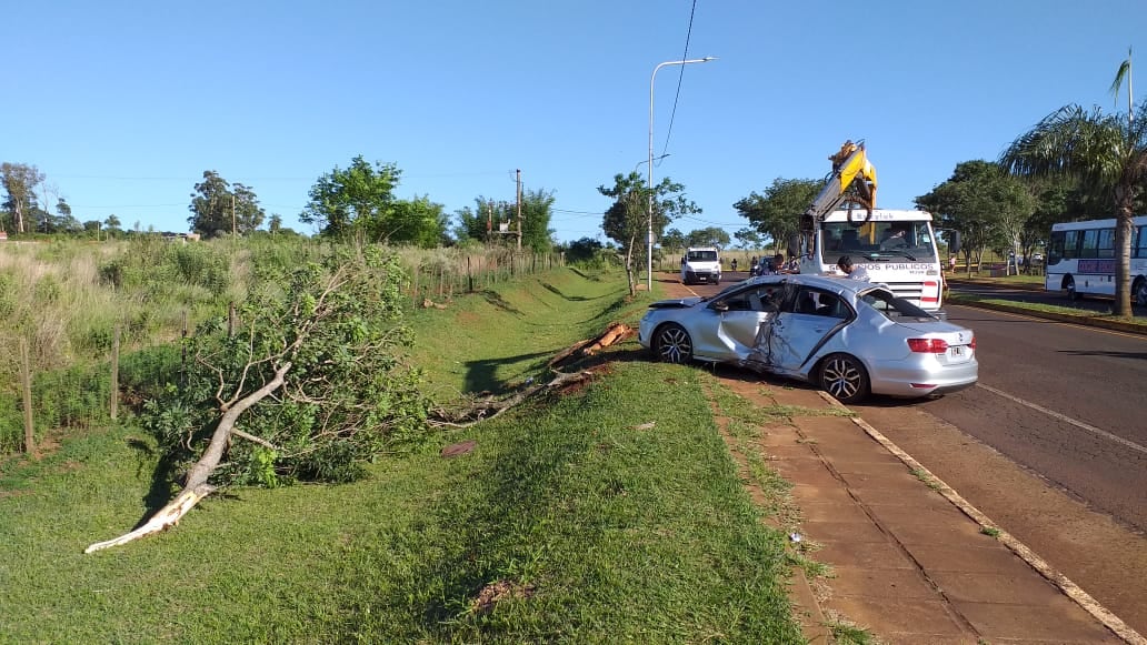 Accidente de tránsito en el acceso Oeste de Posadas dejó al conductor internado.