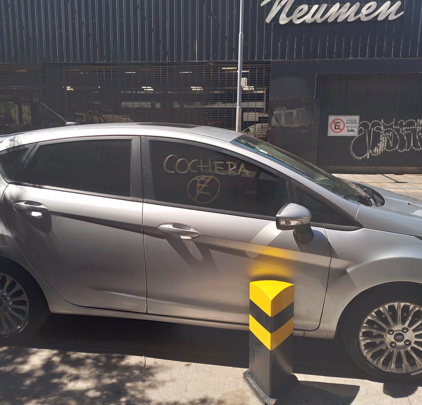 Una vecina de barrio Güemes dejó algunos carteles sobre un auto mal estacionado.