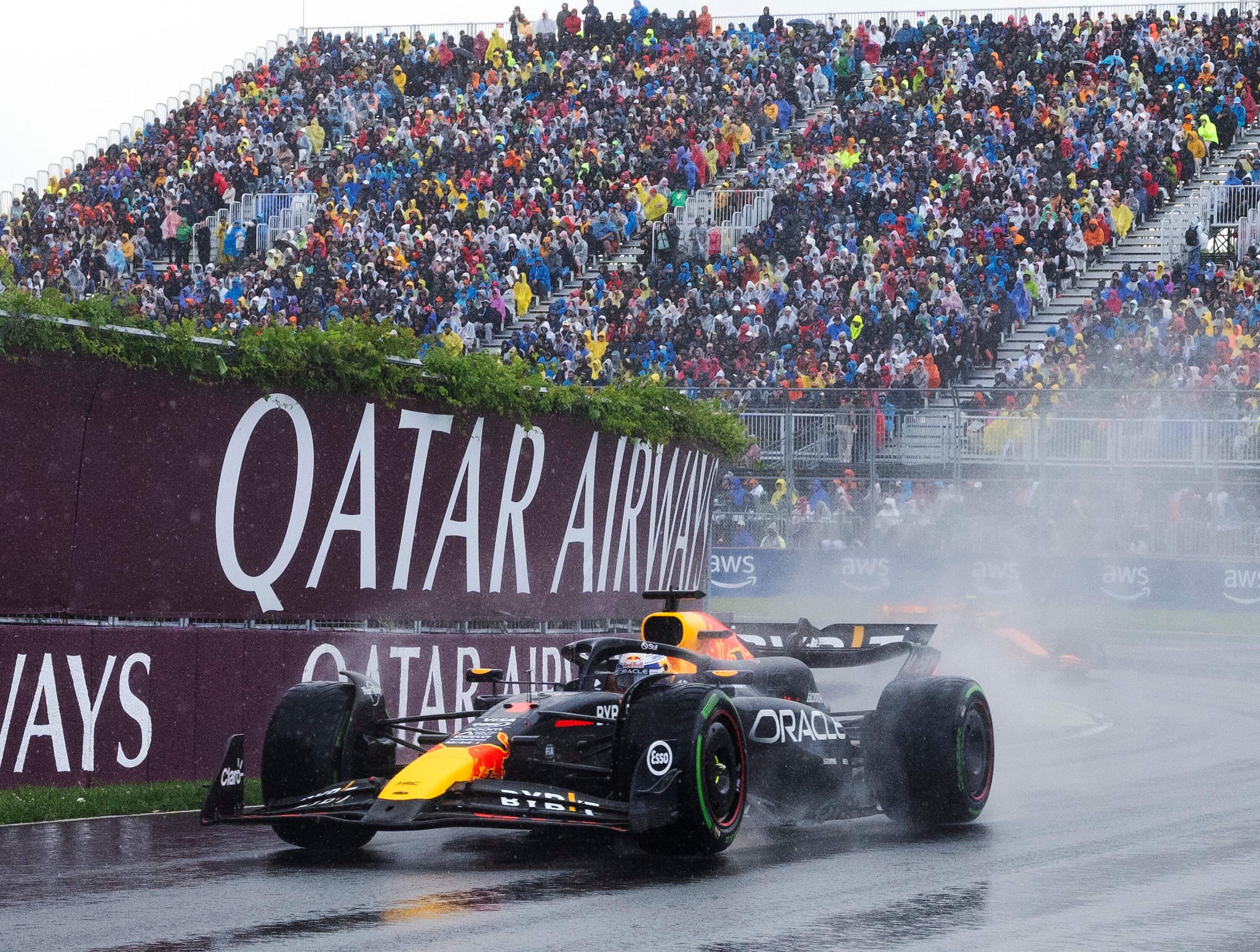 El piloto holandés de Red Bull, Max Verstappen conduce por la esquina Senna en el Gran Premio de Canadá en la Formula 1, en Montreal, el domingo 9 de junio de 2024. (Ryan Remiorz/The Canadian Press via AP)