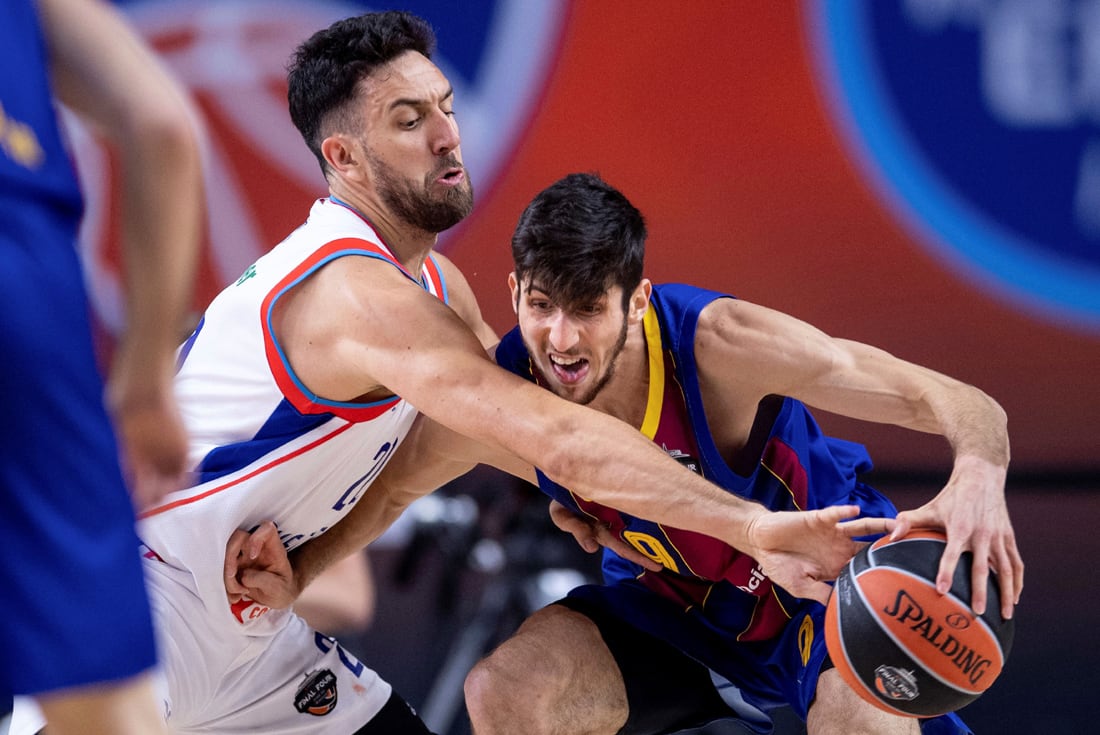 Leandro Bolmaro en su primera final de Euroliga con una camiseta pesada como la del Barcelona. (AP)