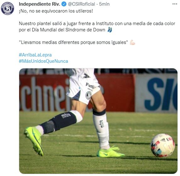 El equipo de Independiente Rivadavia se presentó con medias de color blanca y azul, por el Día Mundial del Sindrome de Down.