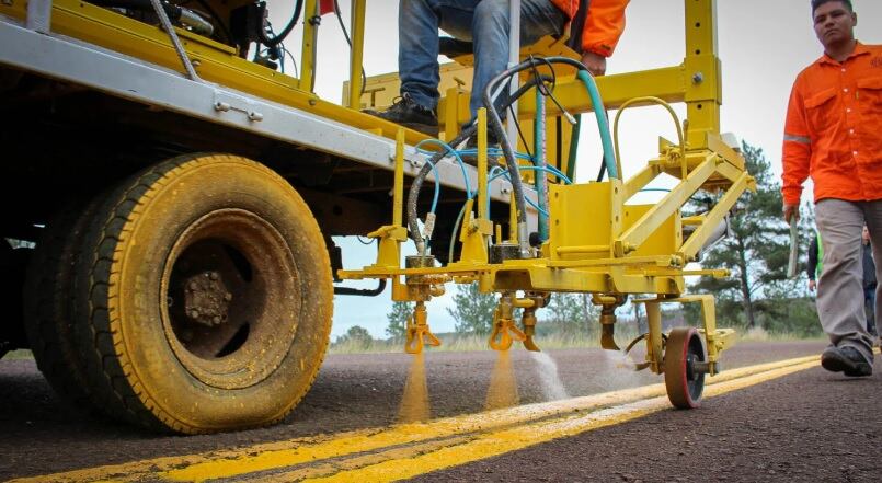 Ejecutan tareas de señalización en rutas provinciales de la zona Centro.