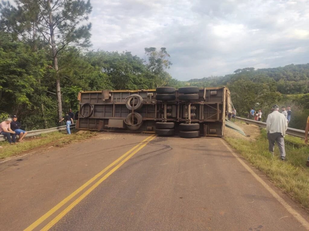 Despiste y vuelco de un camión sobre la Ruta Costera N°2.