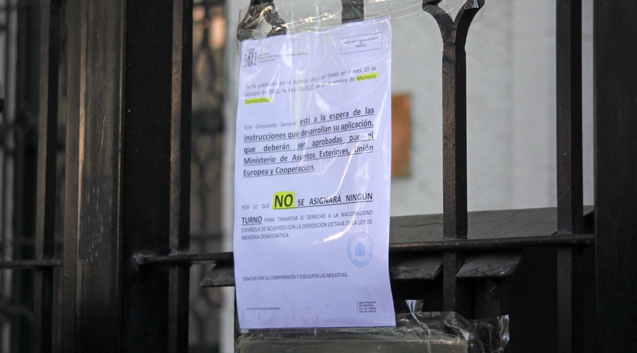 Comunicado en la puerta del Consulado de España en Mendoza.