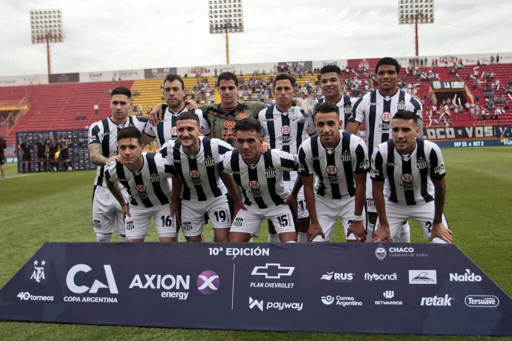 Los 11 de la T ante el Rojo de Avellaneda en el estadio de Sarmiento de Resistencia