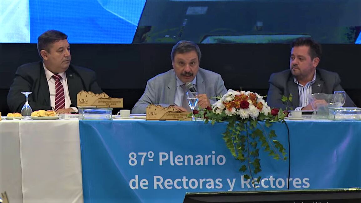 El 87° Plenario de Rectoras y Rectores cerró sus deliberaciones este miércoles por la tarde en Alto La Viña, con la elección de Enrique Mammarella (izq.) como nuevo titular del CIN y la despedida de Rodolfo Tecchi (c.) de la presidencia del cuerpo.