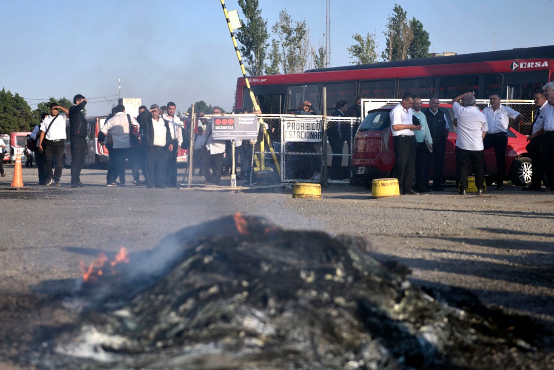 Bloqueo en la punta de línea de Ersa en Camino a San Carlos. No sale ningún colectivo desde las 4 am. (Ramiro Pereyra/ La Voz)