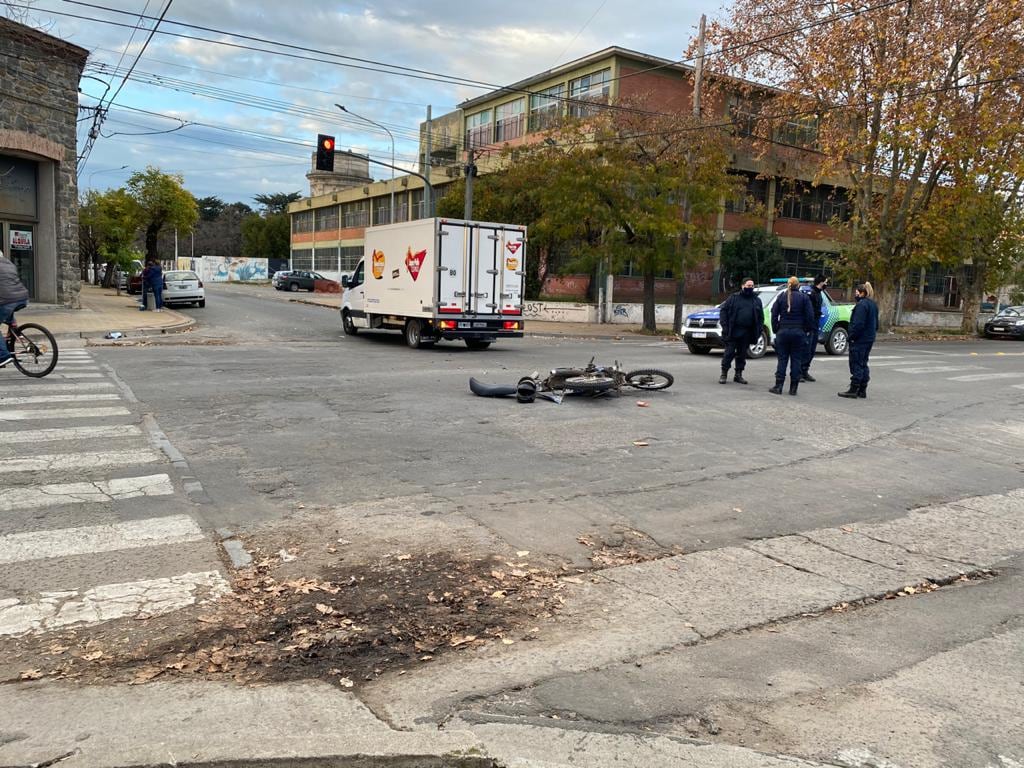 Se produjo un fuerte choque entre un camión y una moto.