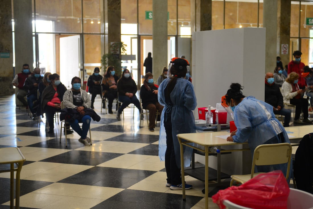 Vacunatorio en el Pabellón Argentina de la UNC, campaña de vacunación contra el Covid. (Nicolás Bravo)