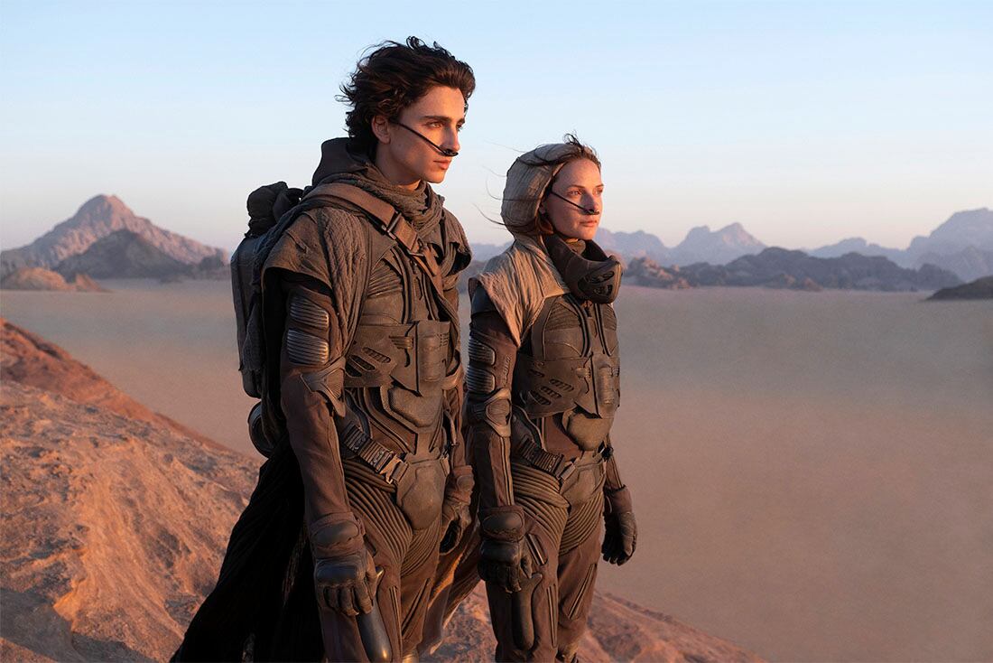 Timothee Chalamet, a la izquierda, y Rebecca Ferguson en una escena de "Dune". (Warner Bros. Pictures vía AP)