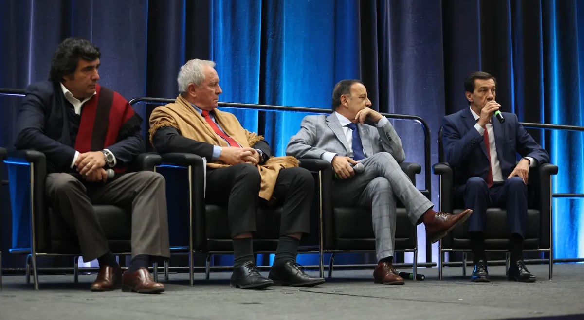 El ministro de Producción de Salta, Martín de los Ríos; el vicegobernador de Catamarca, Rubén Dusso; y los gobernadores Ricardo Quintela, de La Rioja; y Carlos Sadir, de Jujuy (derecha), en el panel "Oportunidades en las provincias del norte", en el Congreso de PDAC, en Toronto.