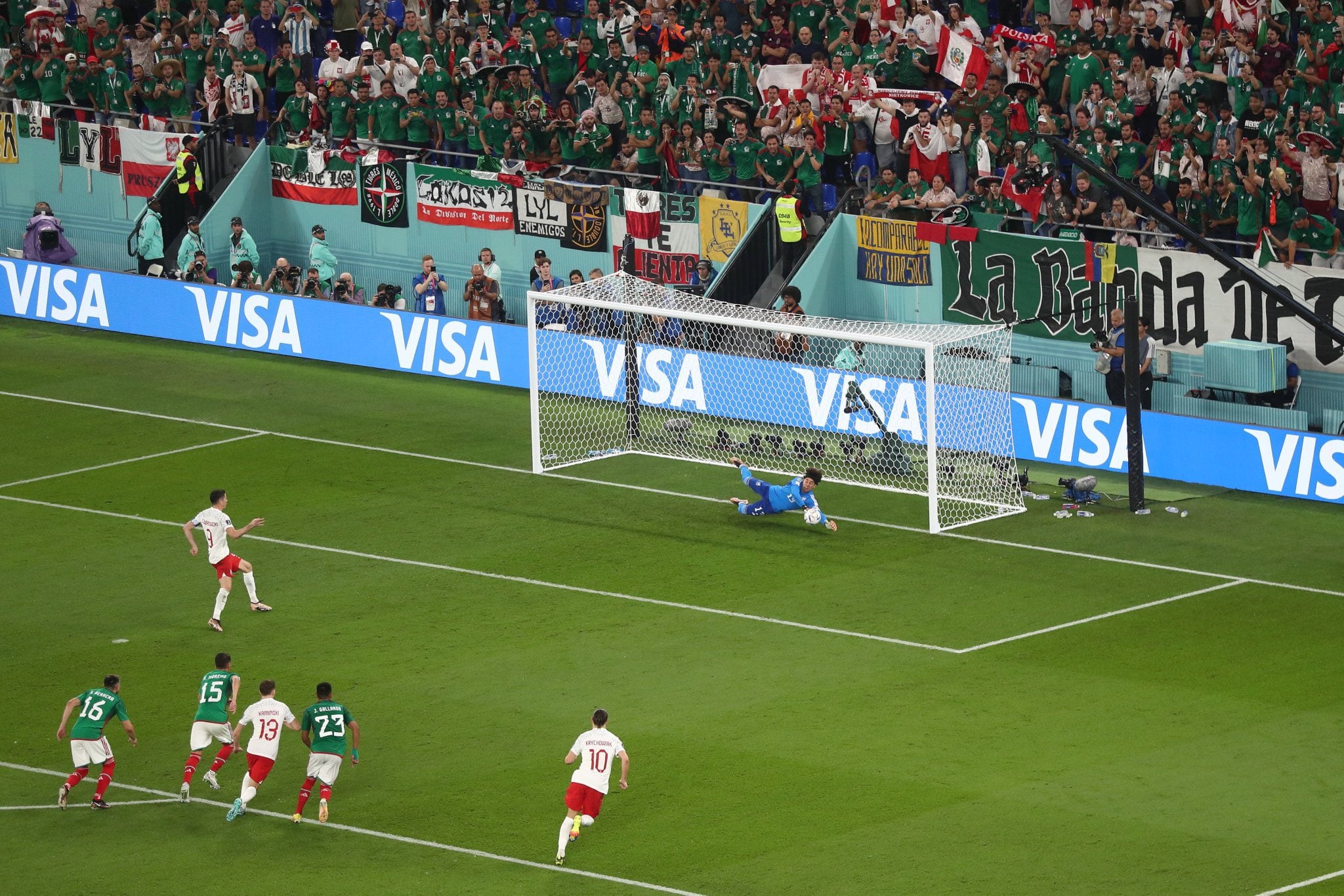 Guillermo Ochoa le atajó el penal a Lewandowski cuando promediaba el segundo tiempo.