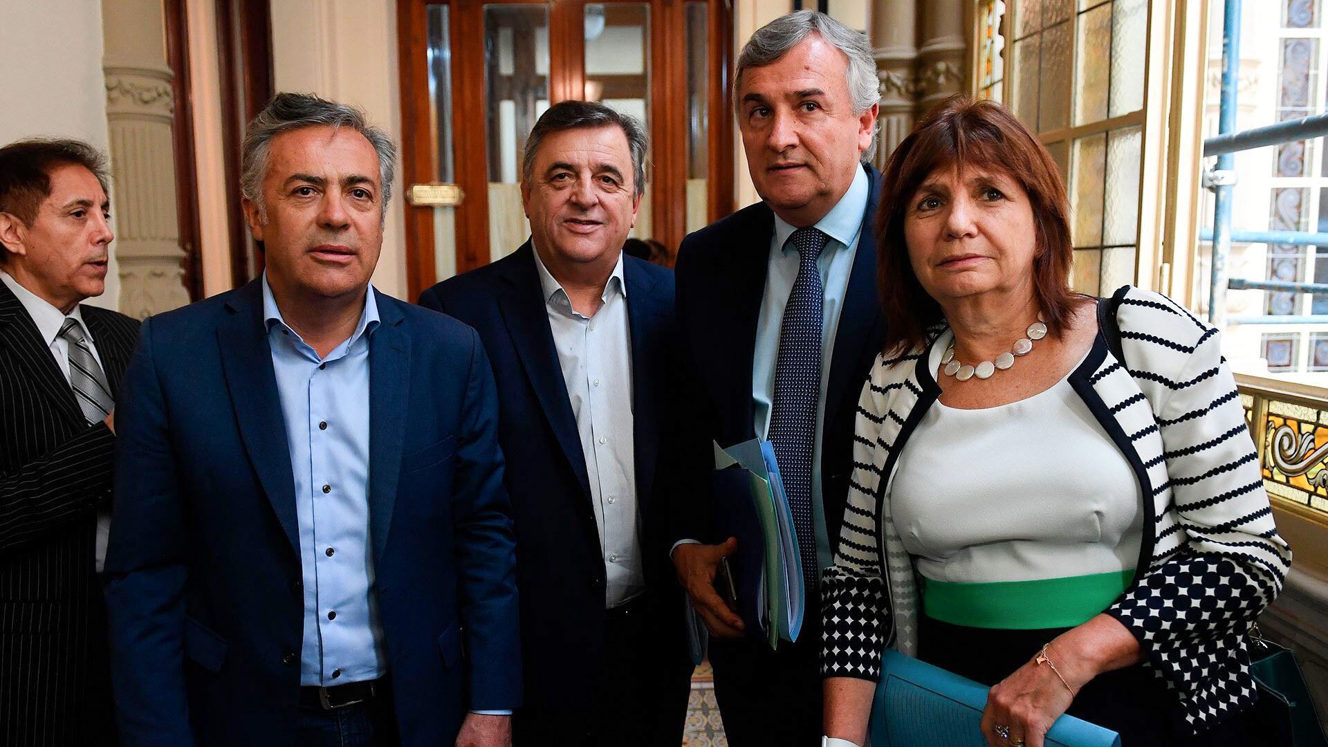 En fotografía de archivo los radicales Alfredo Cornejo, Mario Negri y Gerardo Morales, con la titular del PRO, Patricia Bullrich.