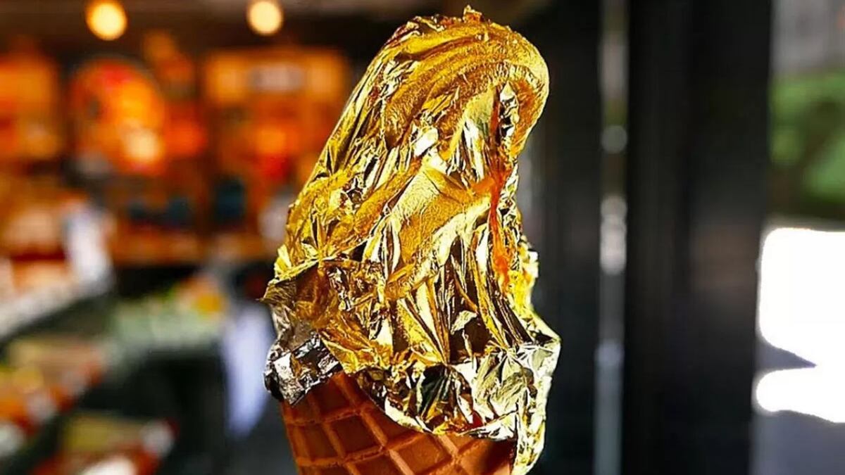 Cómo es el helado bañado en oro que es furor en las redes