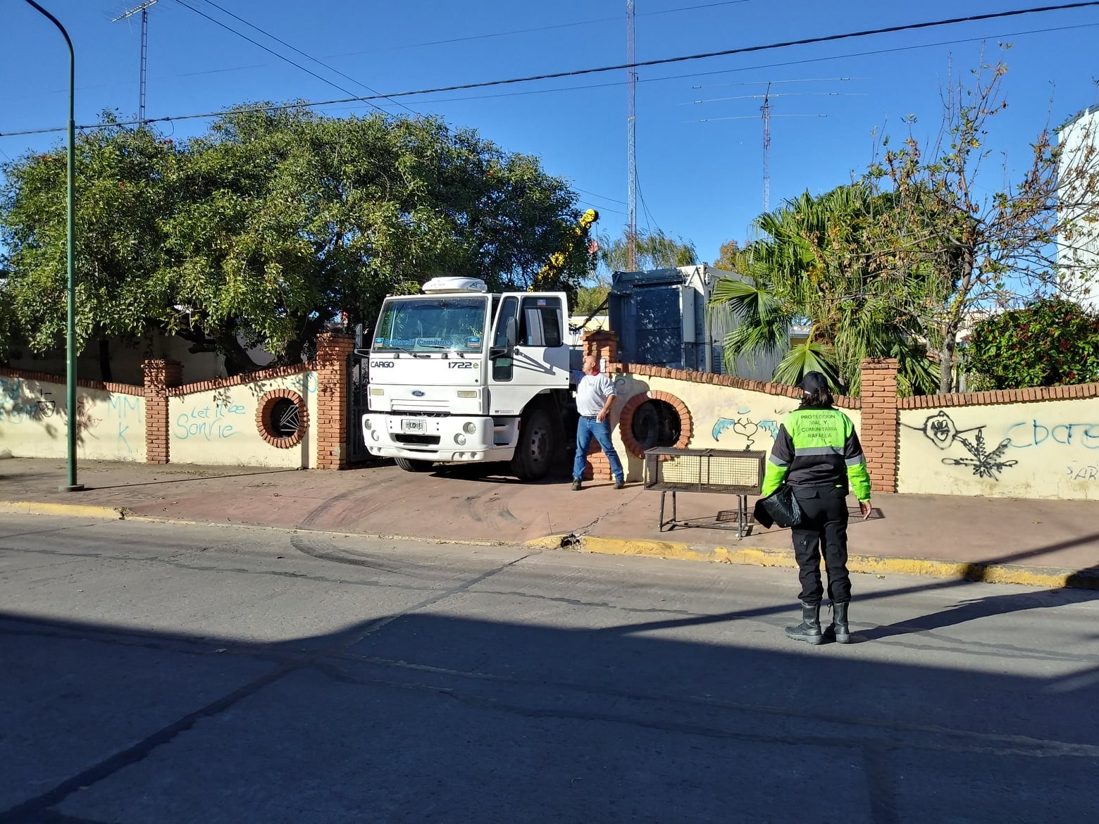 Operativa de traslado del shelter de comunicaciones en desuso donado por la compañía TELECOM al Radio Club