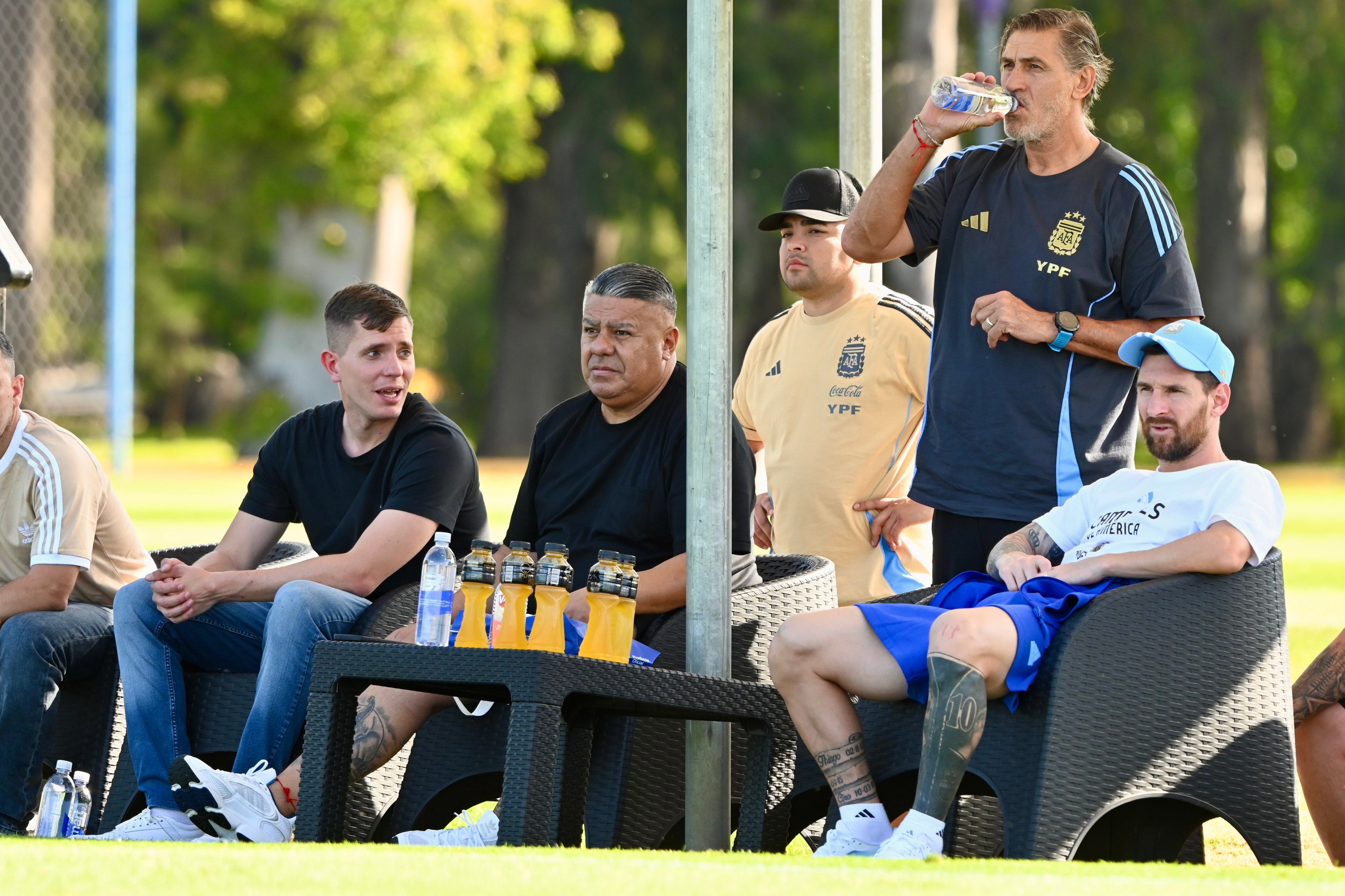 Claudio Tapia junto a Messi viendo la Sub 20. (AFA).