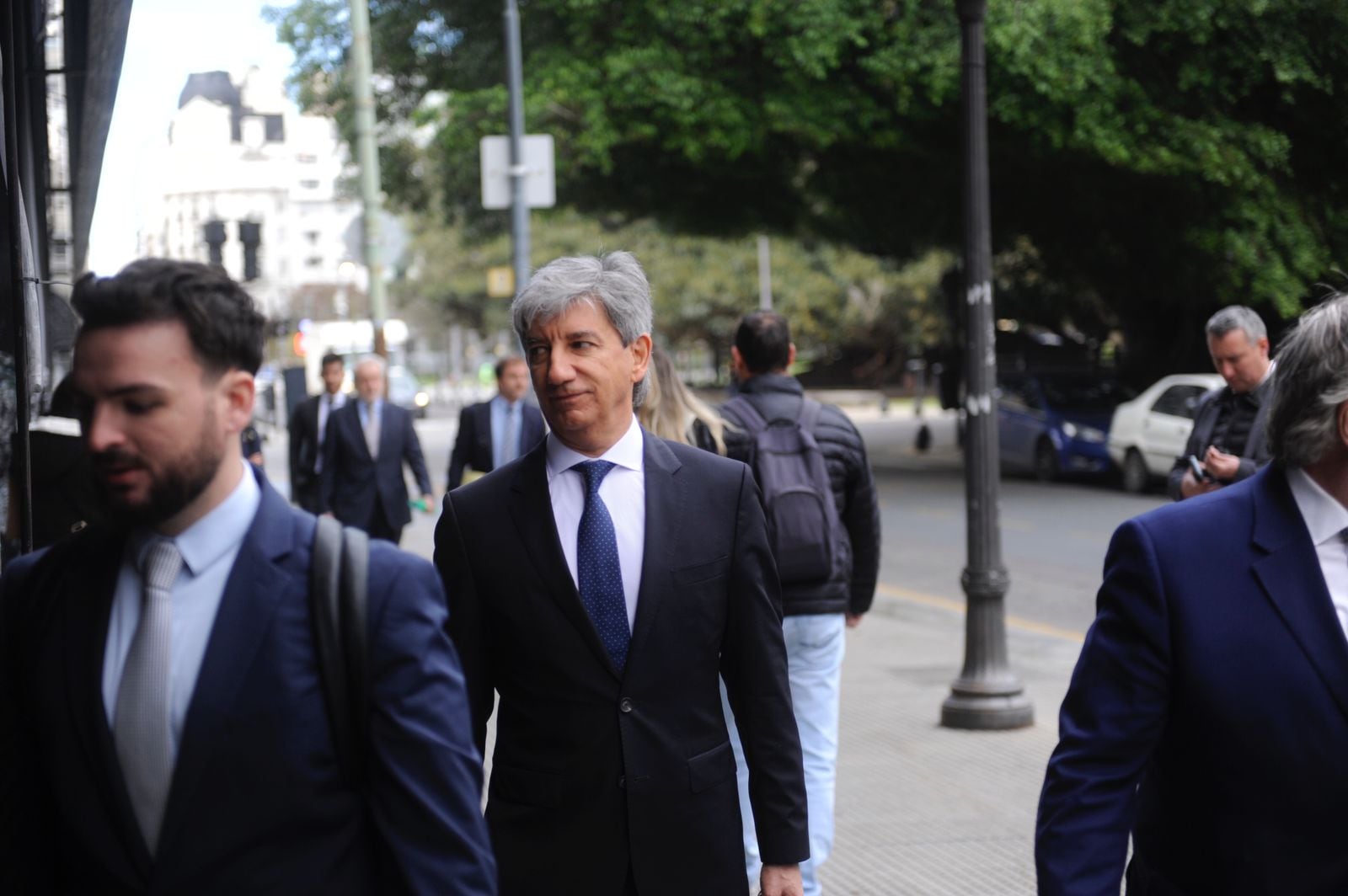 El juez Bento llega al Jury de Enjuiciamiento flanqueado por sus abogados. Foto: Federico López / Clarín.