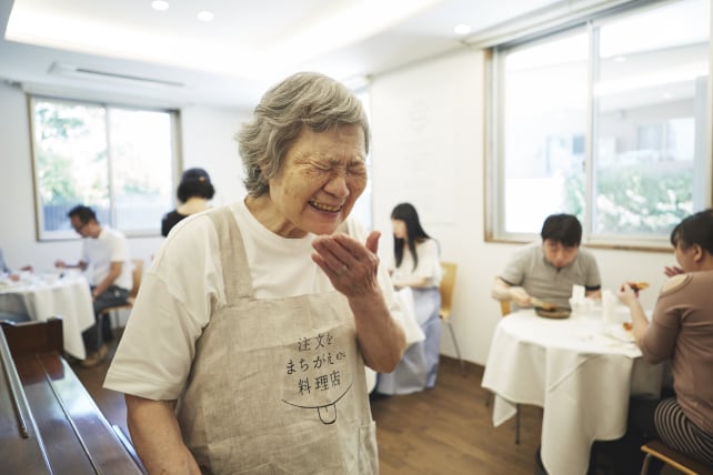 Así es el restaurante de Japón donde todos sus empleados tiene Alzheimer o demencia