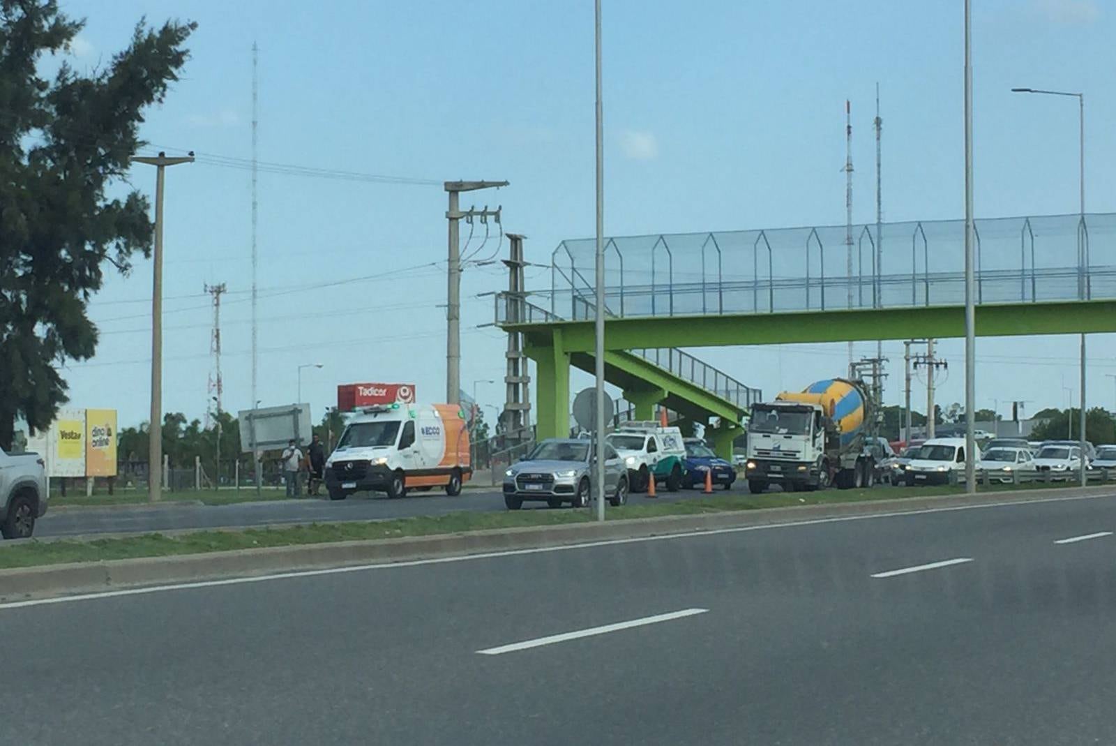 Un auto y una moto colisionaron en la avenida Monseñor Pablo Cabrera, a la altura de la intersección con la Circunvalación. (La Voz)