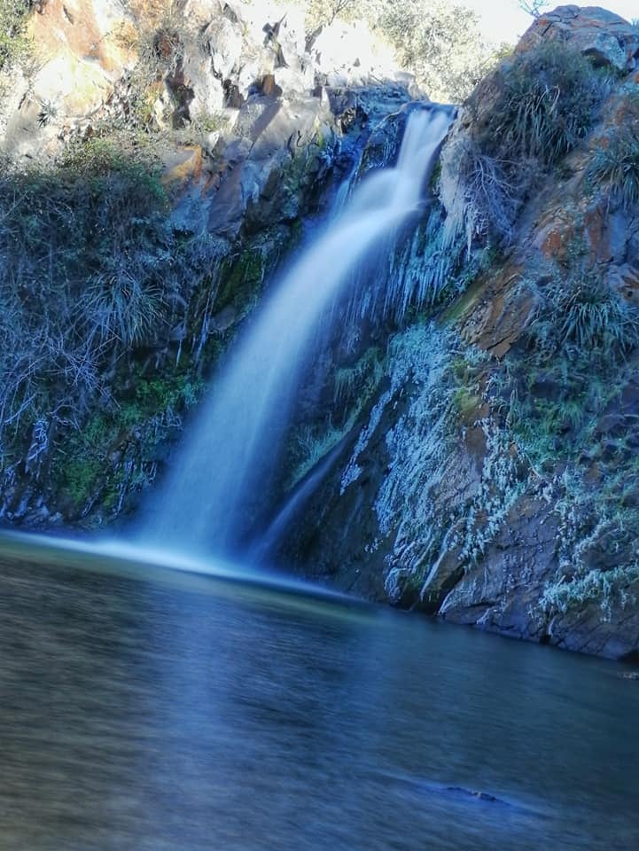 Salto de La Estancita, parcialmente congelado por la helada del 27 de junio.