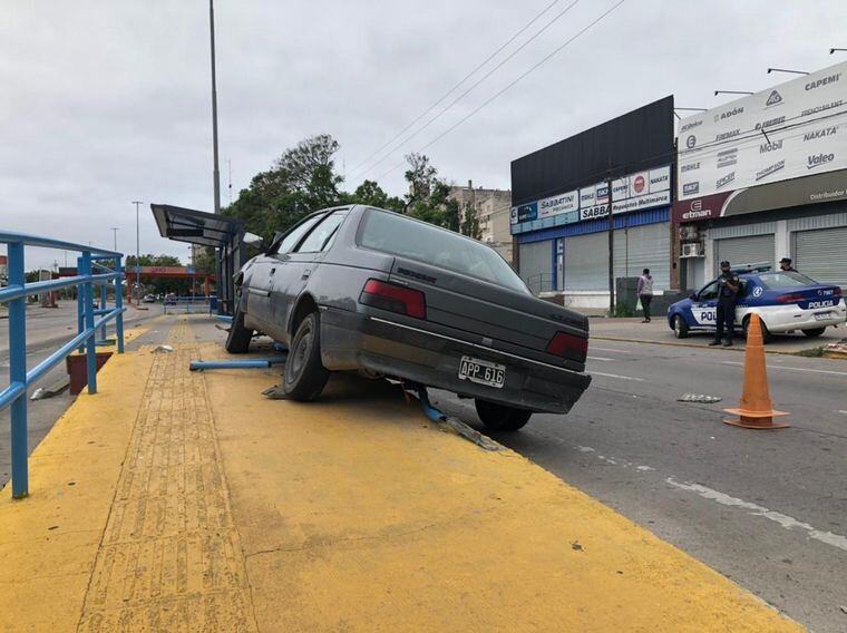 Un conductor se incrustó en el cantero central de avenida Sabattini.