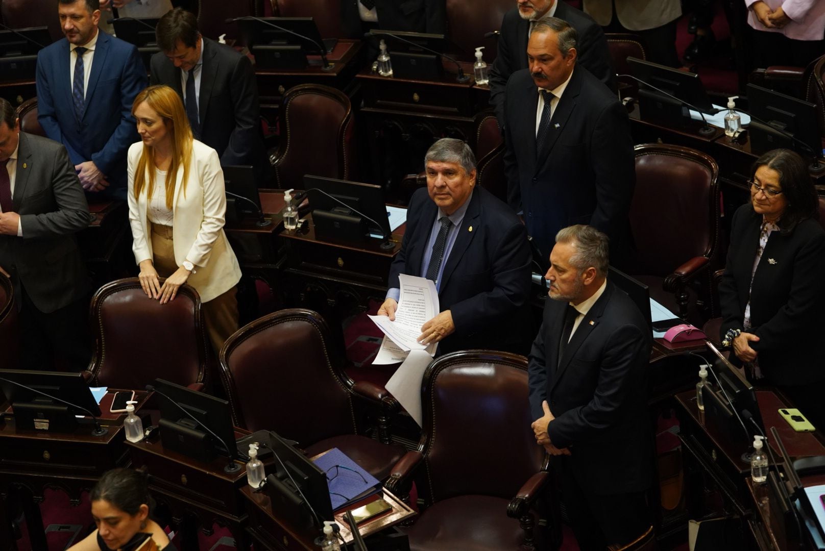 José Mayans justo al interbloque del Frente de Todos en la sesión del Senado (Foto: Clarín)