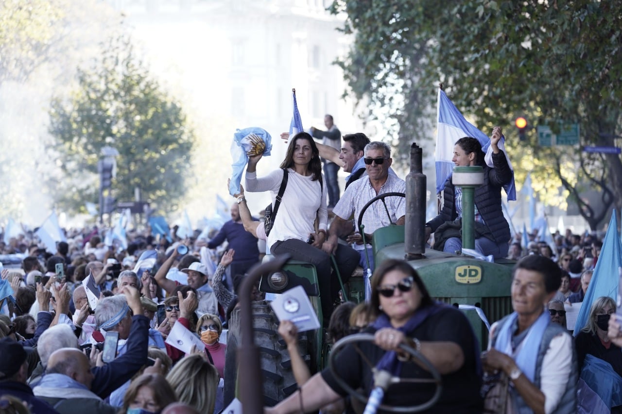 Decenas de agricultores llevaron este sábado unos treinta tractores hasta la Plaza de Mayo, en protesta contra la política económica del Gobierno de Alberto Fernández. (Federico López Claro)