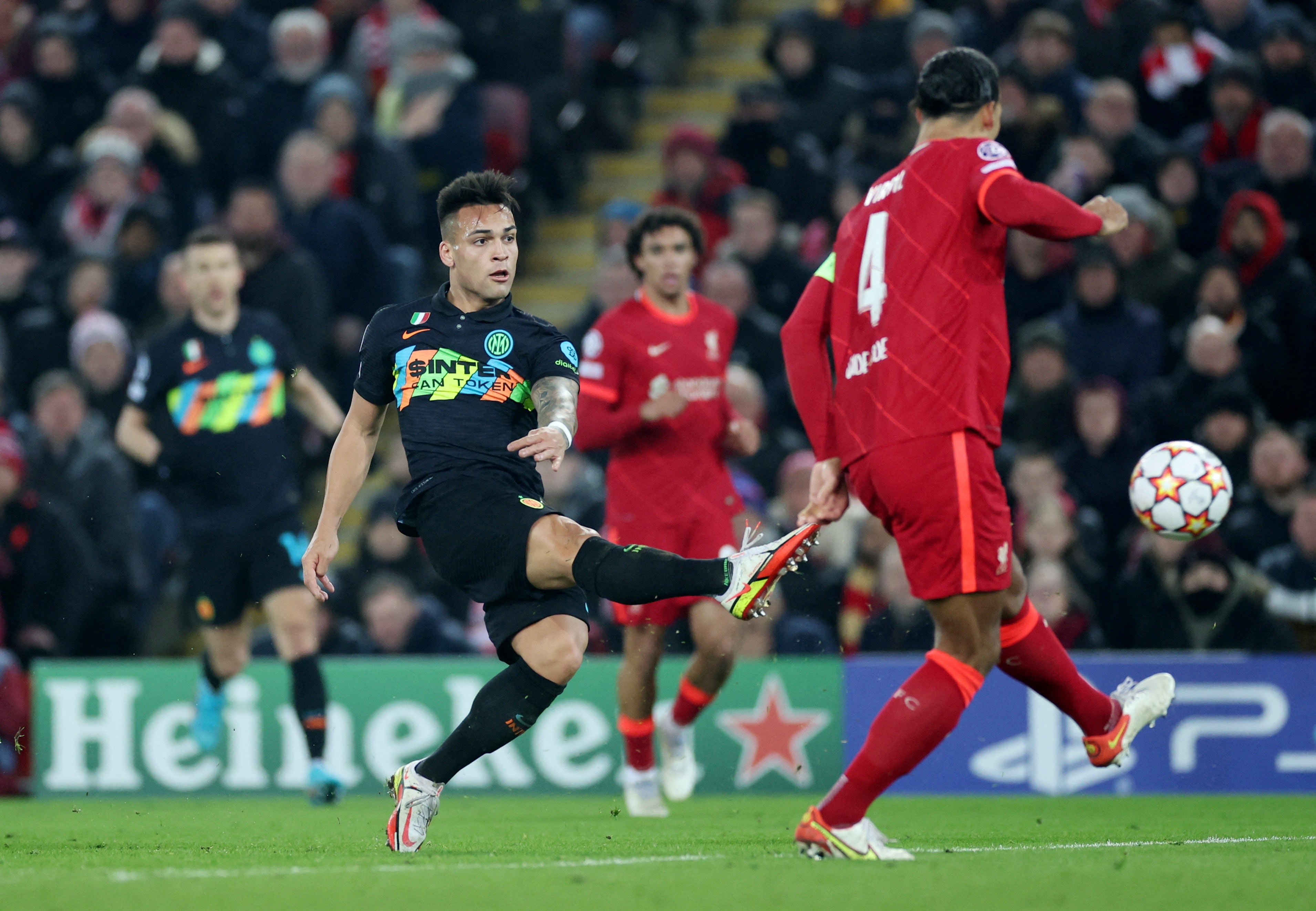 Lautaro Martínez le metió un golazo al Liverpool para darle vida al Inter.