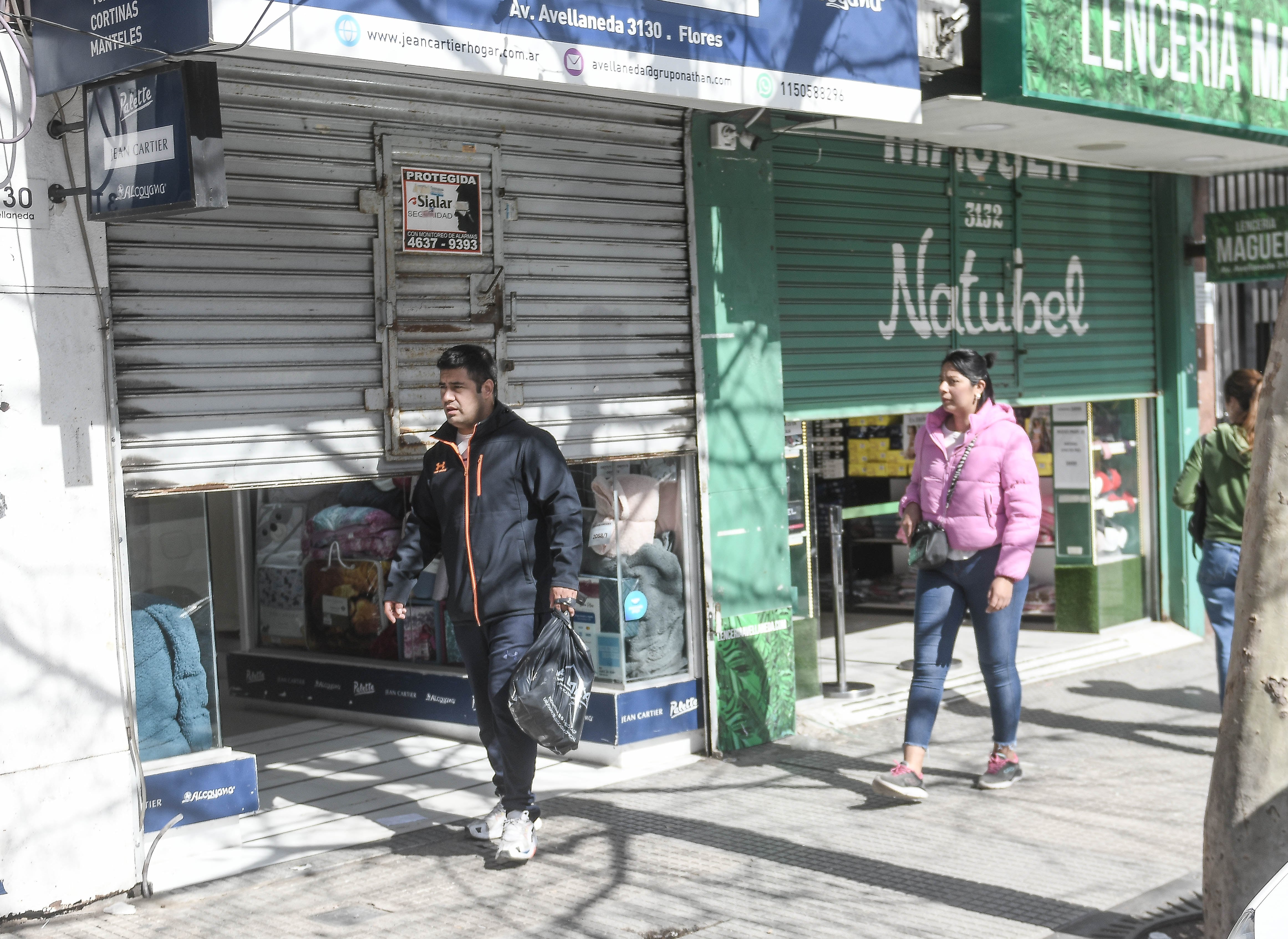 Zona comercial de Flores. Temor a saqueos en locales. Foto Federico Lopez Claro