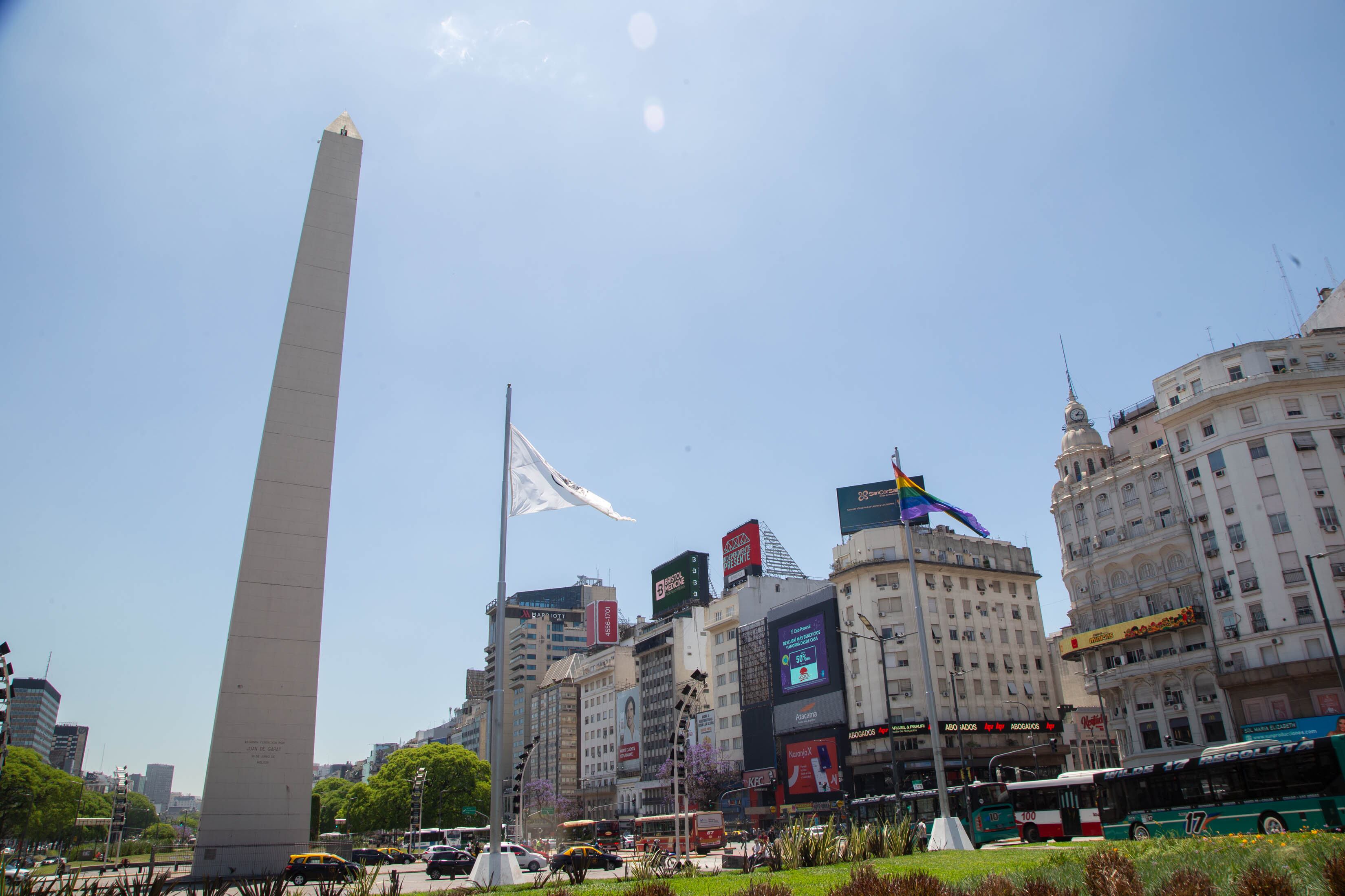 El izado de la bandera LGBT en el Obelisco.