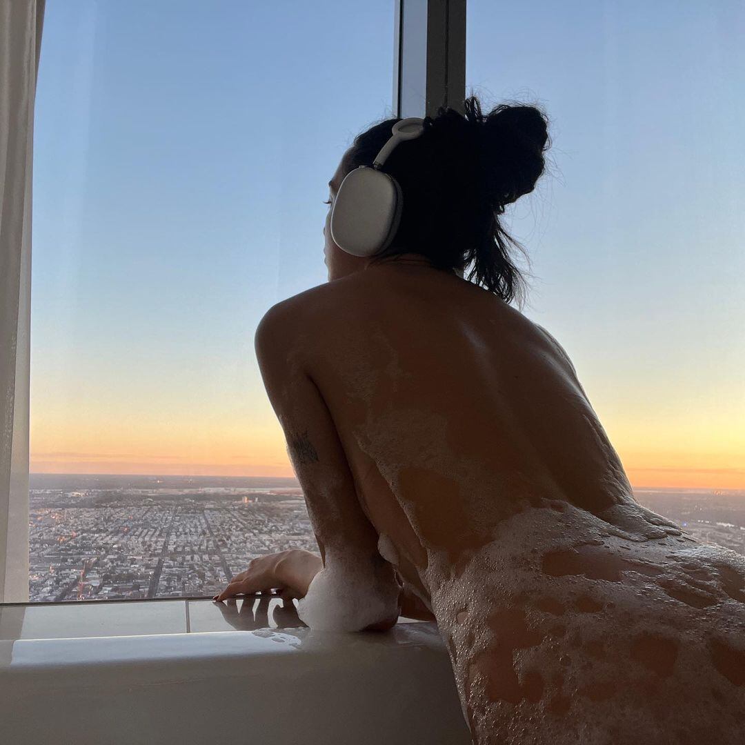 Dua Lipa posó sin ropa