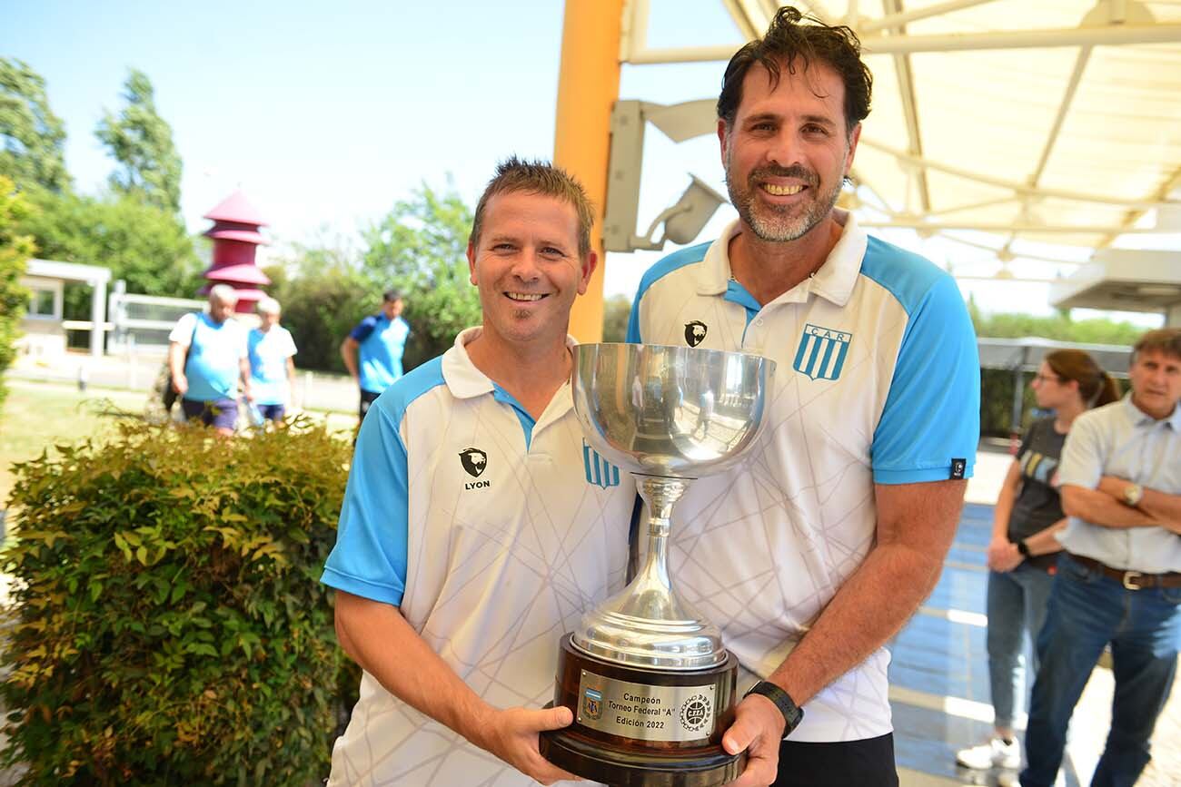 Este miércoles, el plantel Racing de Nueva Italia  asistió a la redacción integral de La Voz del Interior para compartir el tradicional brindis del campeón. (José Gabriel Hernández / La Voz)