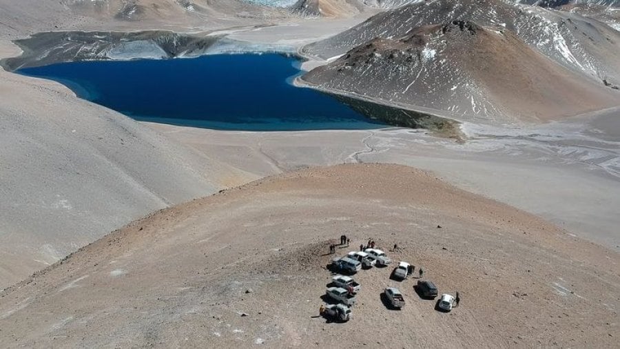 Ingresar es difícil y costoso ya que sólo pueden hacerlo mediante camionetas 4x4, acompañados por guías turísticos.