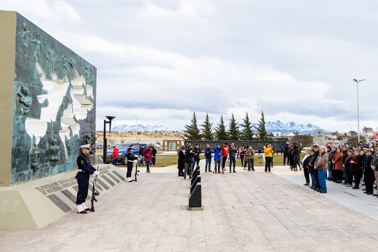 Entrega de Ofrenda Floral en Plaza "Islas Malvinas", Ushuaia.