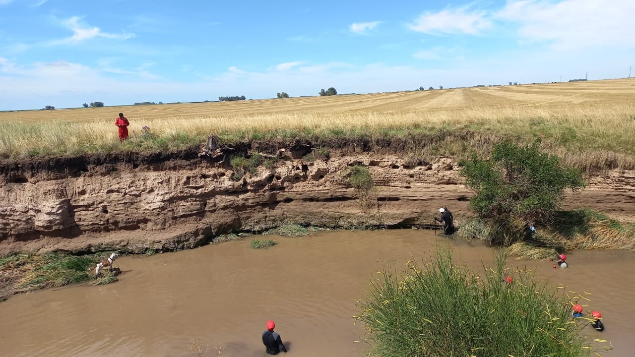 continúa la búsqueda de un menor que cayó en el arroyo