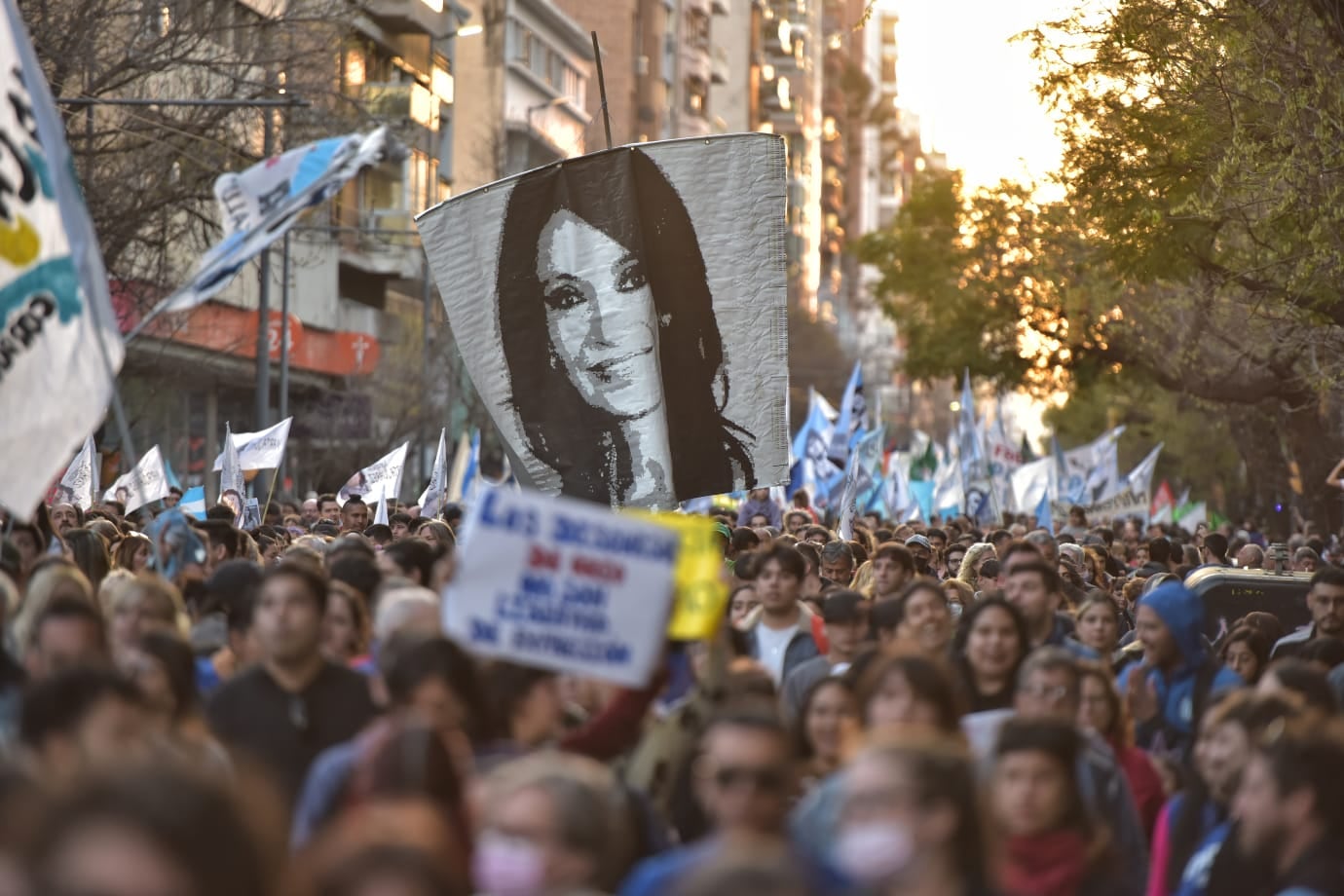 Marcha en repudio al atentado a la vicepresidenta Cristina Fernández por las calles de Córdoba. (Facundo Luque / La Voz)