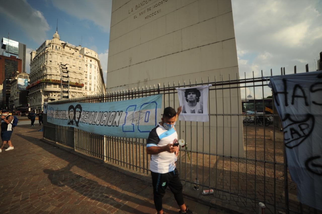 Cientos de argentinos despiden a Diego Armando Maradona en el Obelisco