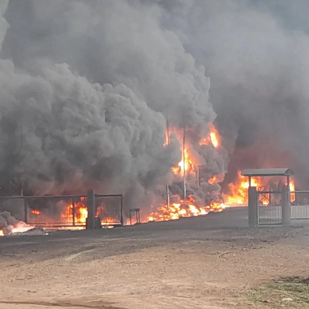 Una fábrica de resina de una multinacional se incendió en Candelaria