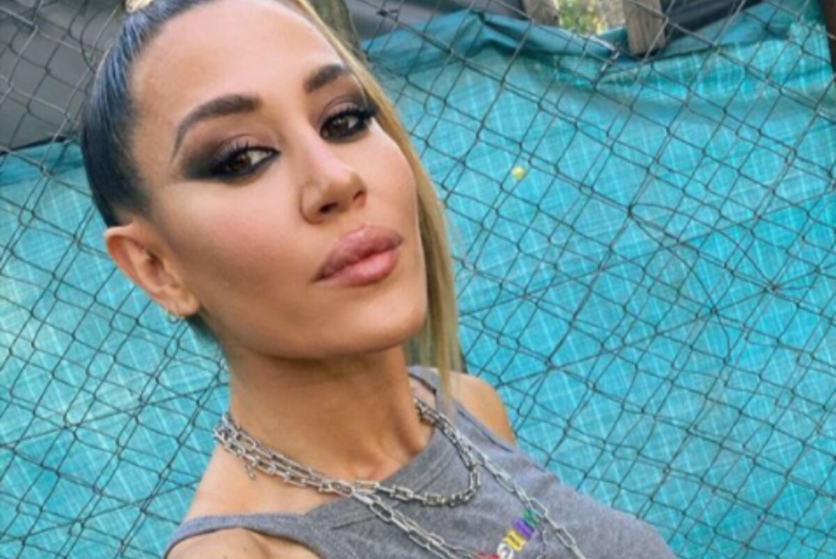 Jimena Barón posó con un vestido lencero blanco y deslumbró a todos