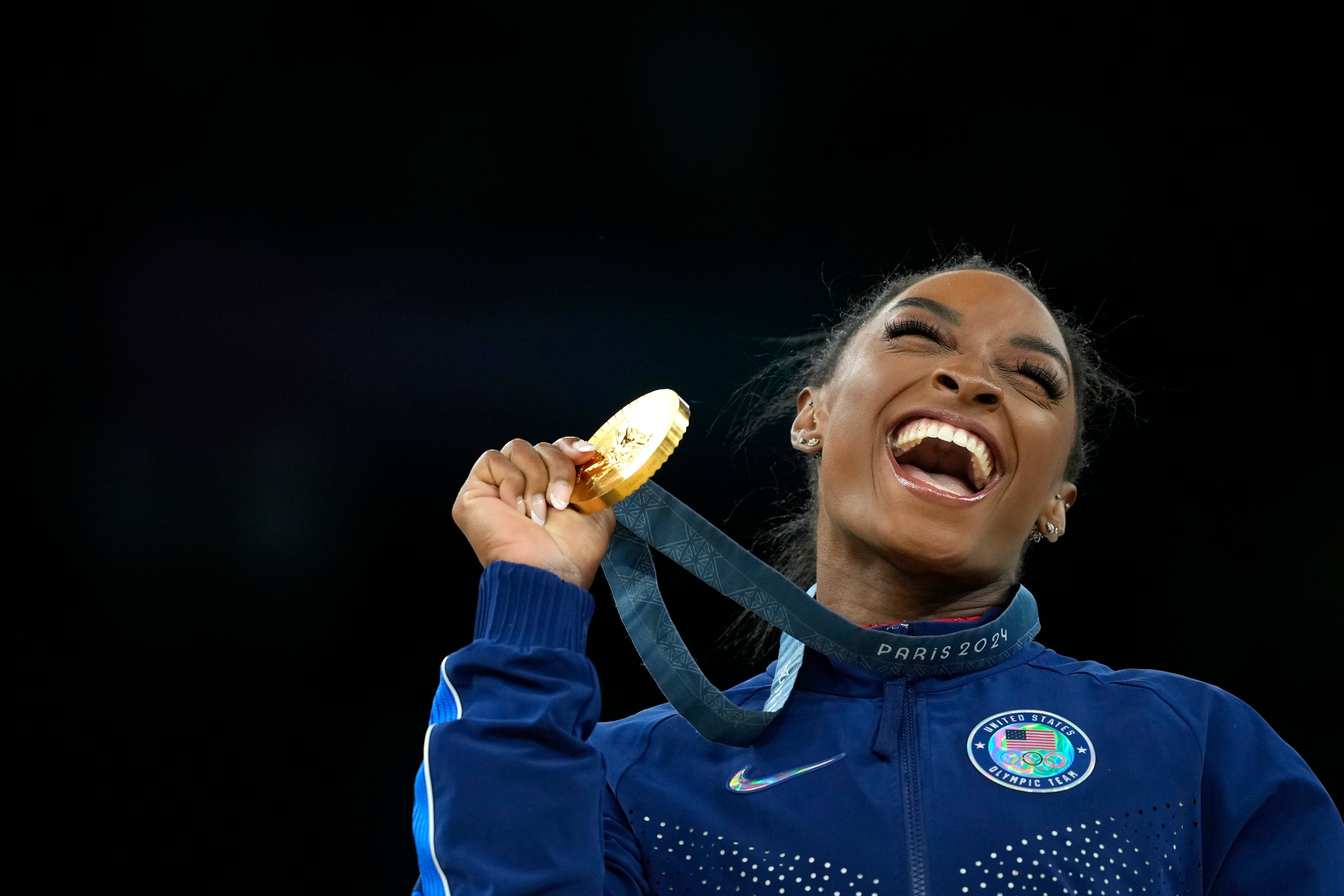 La estadounidense Simone Biles celebra su medalla de oro en las finales de viga de equilibrio de gimnasia artística de los Juegos Olímpicos, el sábado 3 de agosto de 2024, e París. (AP Foto/Francisco Seco)